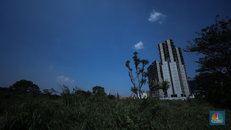 Suasana Apartemen mangkrak The Lana Alam Sutra di Kawasan Tangerang, Banten, Selasa (12/9/2023). (CNBC Indonesia/Tri Susilo)