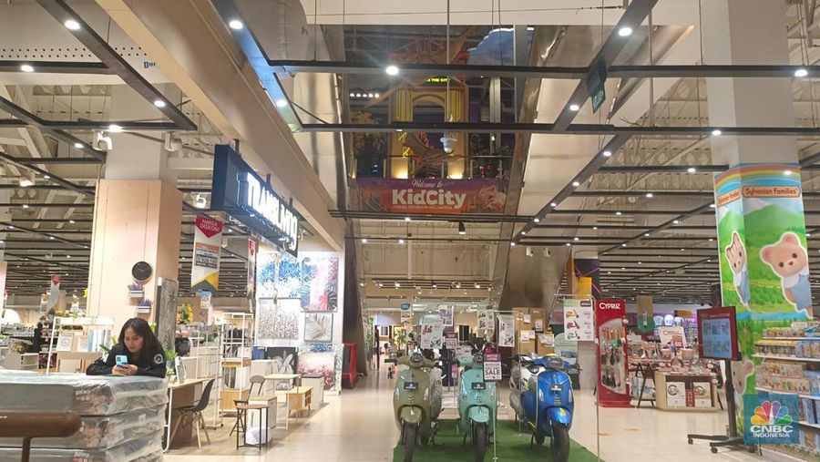 Suasana area Transliving di Transmart Cempaka Putih, Jakarta, Selasa (12/9/2023). (CNBC Indonesia/Martyasari Rizky)
