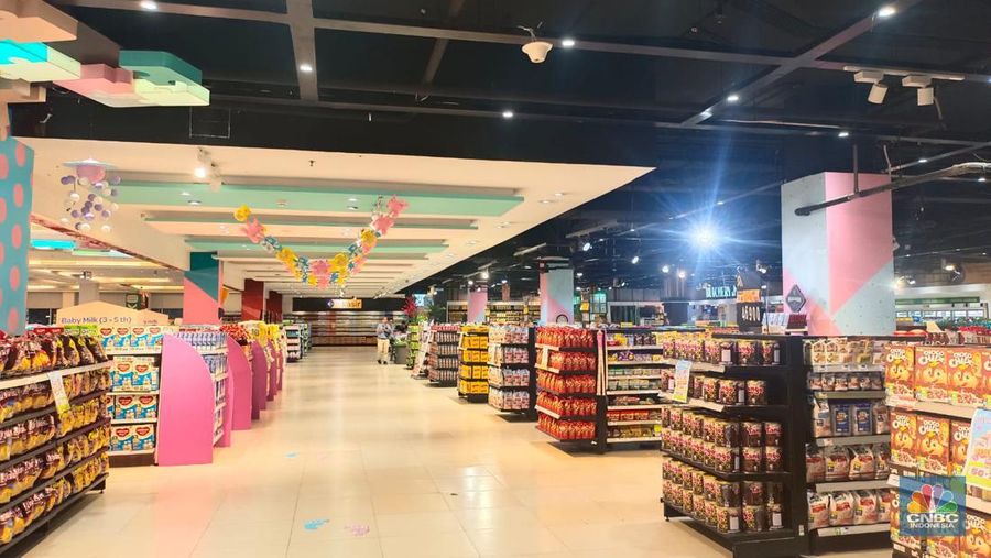 Suasana saat berlangsungnya Full Day Sale di Transmart Cempaka Putih, Jakarta, Selasa (12/9/2023). (CNBC Indonesia/Martyasari Rizky)