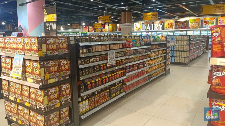 Suasana Transmart Cempaka Putih, Jakarta, Selasa (12/9/2023). (CNBC Indonesia/Martyasari Rizky)
