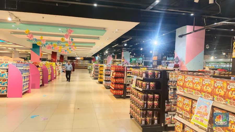 Suasana Transmart Cempaka Putih, Jakarta, Selasa (12/9/2023). (CNBC Indonesia/Martyasari Rizky)