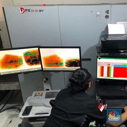 Serba Ketat! Nih Proses Pemeriksaan Paket Kiriman TKI dari LN