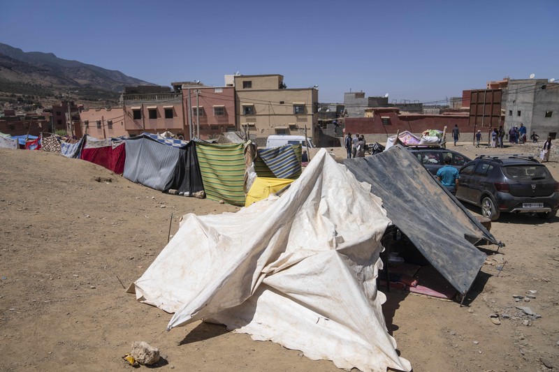 Orang-orang berlindung di tenda-tenda setelah rumah mereka rusak akibat gempa bumi, di kota Amizmiz, dekat Marrakesh, Maroko, Minggu, 10 September 2023. Orang-orang berlindung di tenda-tenda setelah rumah mereka rusak akibat gempa bumi, di kota Amizmiz, dekat Marrakesh, Maroko, Minggu, 10 September 2023. Kota-kota dan desa-desa di seluruh Pegunungan Atlas Maroko berduka atas kematian dan mencari bantuan setelah rekor gempa bumi mendatangkan kehancuran di seluruh wilayah minggu lalu. (AP Photo/Mosa'ab Elshamy)