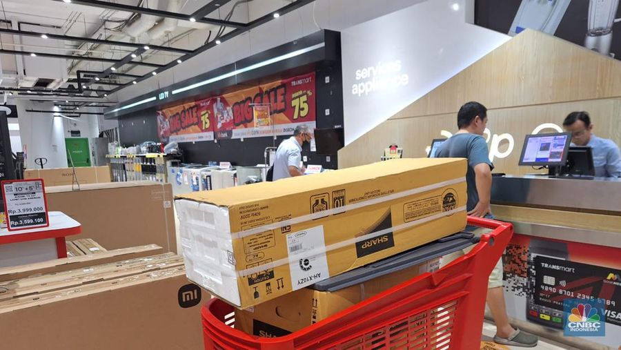Transmart Full Day Sale resmi dimulai Selasa pagi (12/9/2023) sejak toko buka sejumlah pengunjung sudah memadati Transmart Cempaka Putih. (CNBC Indonesia/Khoirul Anam)