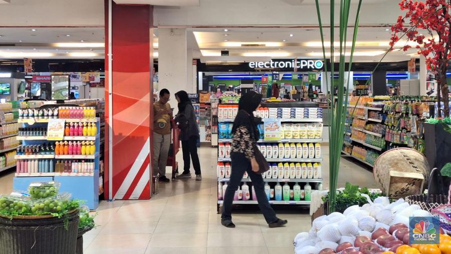 Transmart Full Day Sale resmi dimulai Selasa pagi (12/9/2023) sejak toko buka sejumlah pengunjung sudah memadati Transmart Cempaka Putih. (CNBC Indonesia/Khoirul Anam)