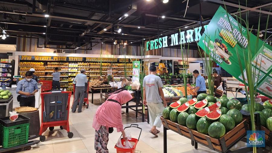 Transmart Full Day Sale resmi dimulai Selasa pagi (12/9/2023) sejak toko buka sejumlah pengunjung sudah memadati Transmart Cempaka Putih. (CNBC Indonesia/Khoirul Anam)