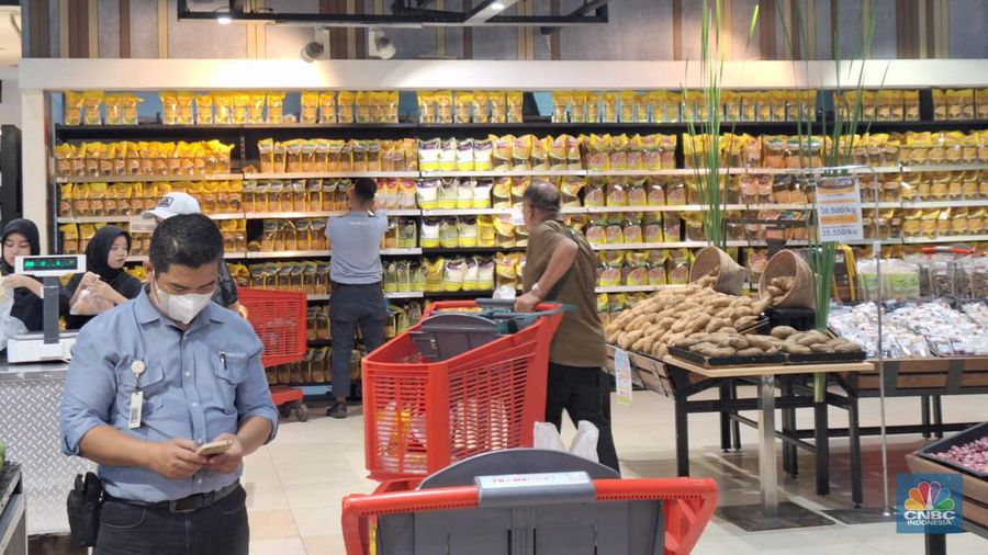 Transmart Full Day Sale resmi dimulai Selasa pagi (12/9/2023) sejak toko buka sejumlah pengunjung sudah memadati Transmart Cempaka Putih. (CNBC Indonesia/Khoirul Anam)