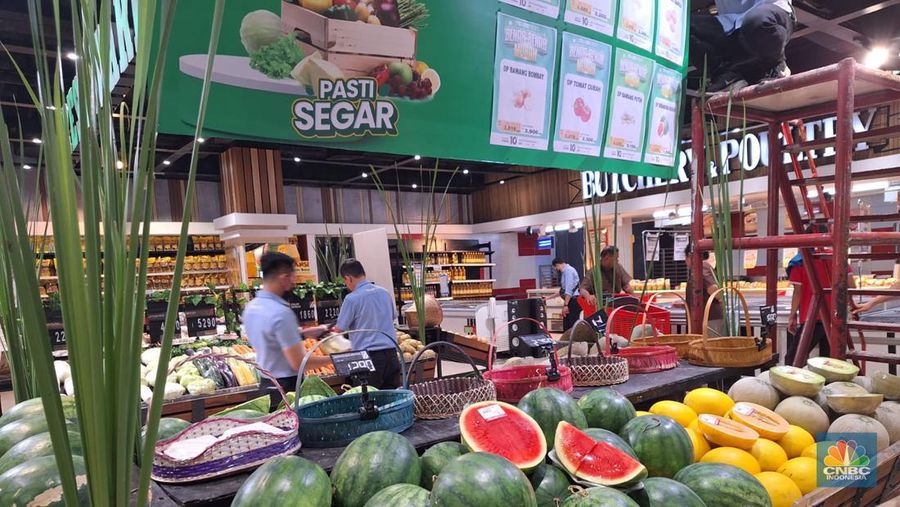 Transmart Full Day Sale resmi dimulai Selasa pagi (12/9/2023) sejak toko buka sejumlah pengunjung sudah memadati Transmart Cempaka Putih. (CNBC Indonesia/Khoirul Anam)