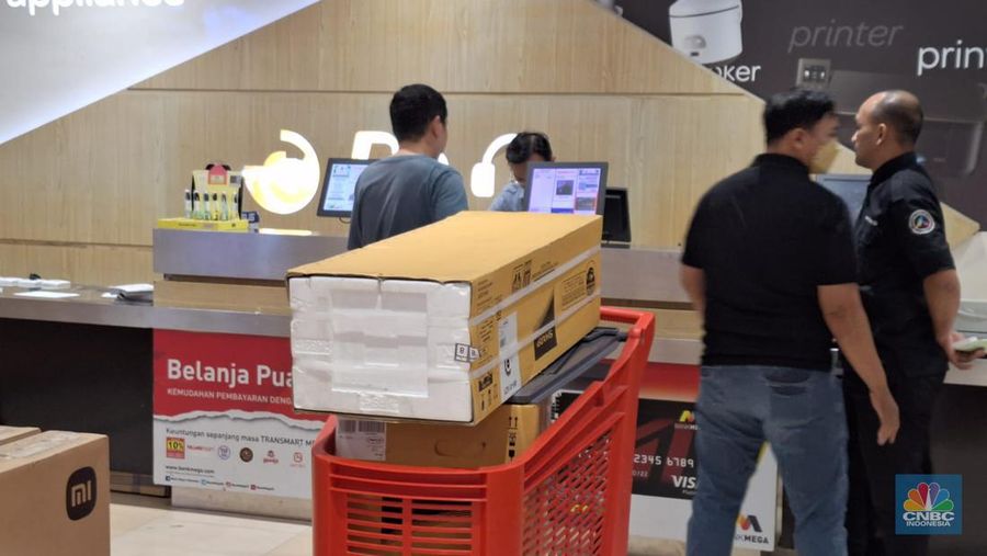 Transmart Full Day Sale resmi dimulai Selasa pagi (12/9/2023) sejak toko buka sejumlah pengunjung sudah memadati Transmart Cempaka Putih. (CNBC Indonesia/Khoirul Anam)