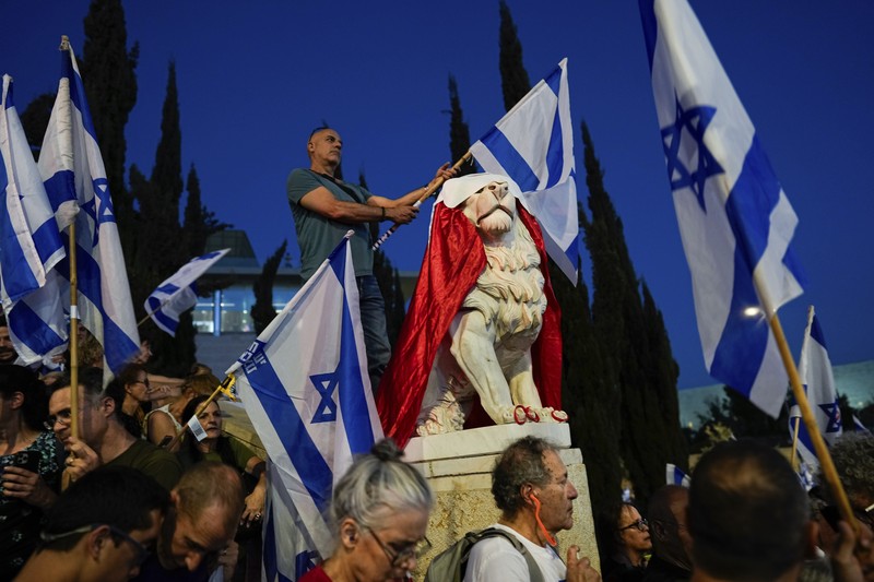 Orang-orang mengambil bagian dalam demonstrasi menentang Perdana Menteri Israel Benjamin Netanyahu dan perombakan peradilan pemerintahan koalisi nasionalisnya menjelang banding terhadap amandemen yang membatasi beberapa kekuasaan Mahkamah Agung, di Yerusalem, 11 September 2023. Orang-orang mengambil bagian dalam demonstrasi menentang Perdana Menteri Israel Benjamin Netanyahu dan perombakan peradilan pemerintahan koalisi nasionalisnya menjelang banding terhadap amandemen yang membatasi beberapa kekuasaan Mahkamah Agung, di Yerusalem, 11 September 2023. (REUTERS/Ronen Zvulun)