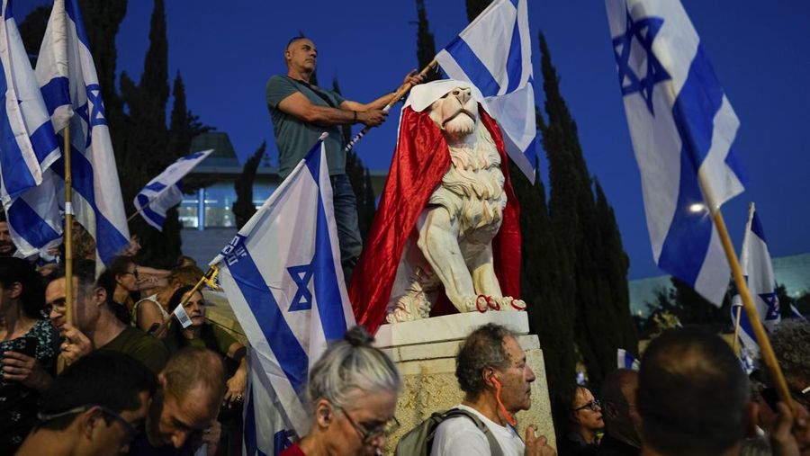 Warga Israel memprotes rencana pemerintahan Perdana Menteri Benjamin Netanyahu untuk merombak sistem peradilan dan mendukung Mahkamah Agung menjelang sidang banding penting yang dimulai Selasa, di Yerusalem, Senin, 11 September 2023. (AP Photo/Ohad Zwigenberg)