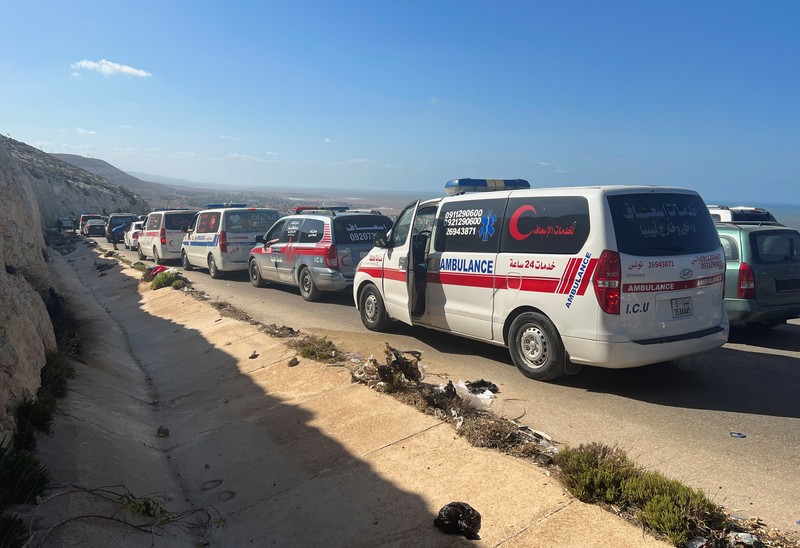 Orang-orang membawa jenazah korban untuk ditempatkan di kuburan massal setelah badai dahsyat dan hujan lebat di Libya, di Derna, Libya 12 September 2023. Orang-orang membawa jenazah korban untuk ditempatkan di kuburan massal setelah badai dahsyat dan hujan lebat di Libya, di Derna, Libya 12 September 2023. (REUTERS/Ayman Al-Sahili)