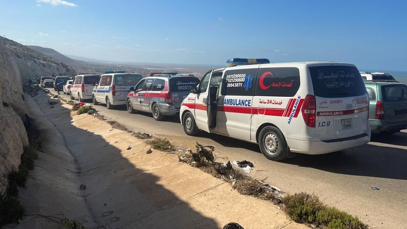 Orang-orang membawa jenazah korban untuk ditempatkan di kuburan massal setelah badai dahsyat dan hujan lebat di Libya, di Derna, Libya 12 September 2023. (REUTERS/Ayman Al-Sahili)