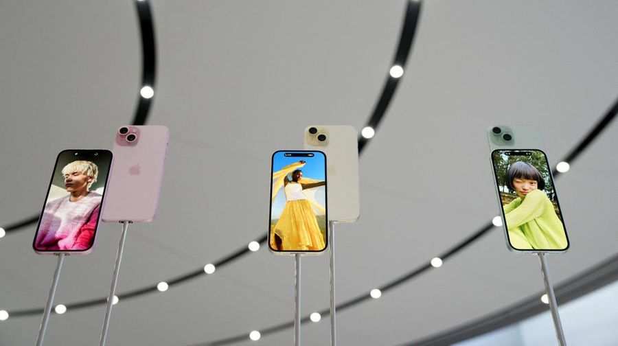 Apple resmi meluncurkan iPhone 15. (REUTERS/Loren Elliott)