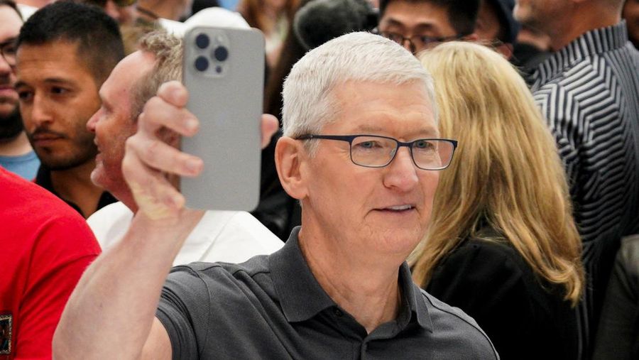 Apple resmi meluncurkan iPhone 15. (REUTERS/Loren Elliott)