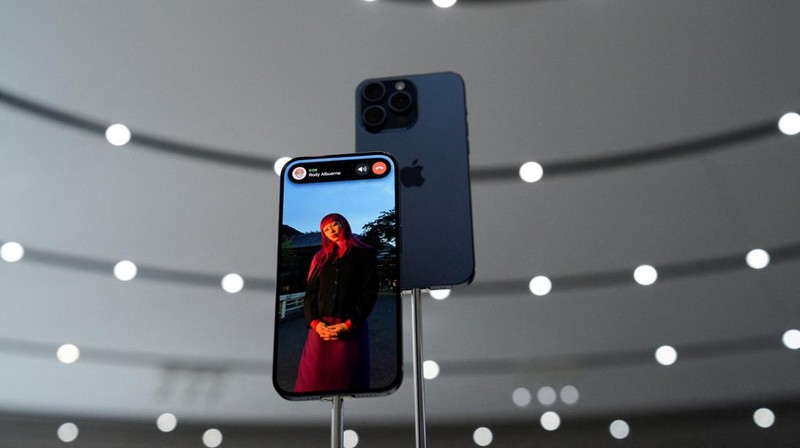 Apple resmi meluncurkan iPhone 15. (REUTERS/Loren Elliott)