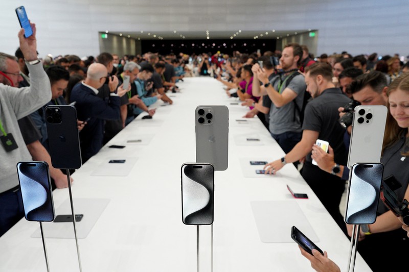 Apple resmi meluncurkan iPhone 15. (REUTERS/Loren Elliott) Apple resmi meluncurkan iPhone 15. (REUTERS/Loren Elliott)
