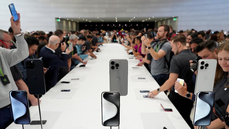Apple resmi meluncurkan iPhone 15. (REUTERS/Loren Elliott)