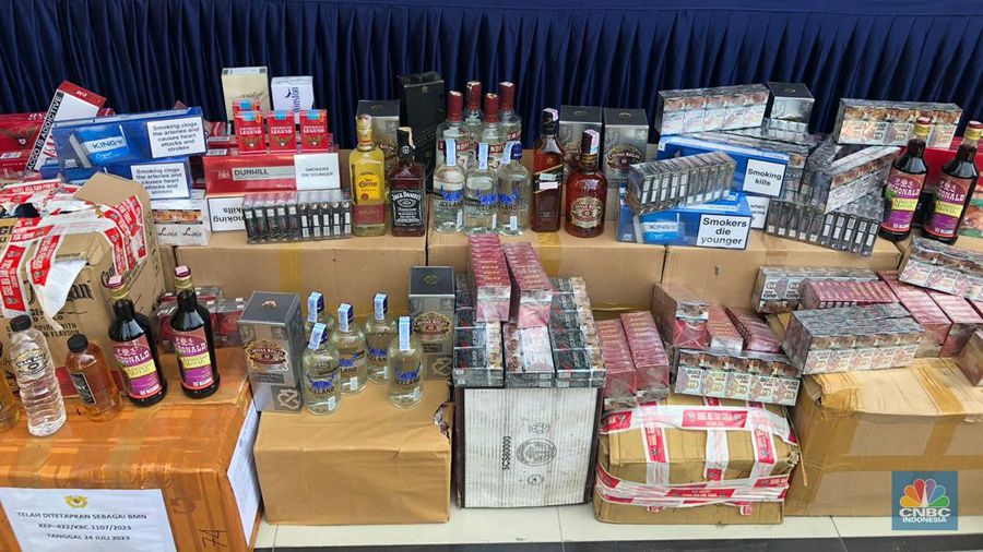 Bea Cukai Musnahkan Belasan Juta Rokok dan Miras Ilegal di Jawa Timur. (CNBC Indonesia/Rindi Salsabilla)