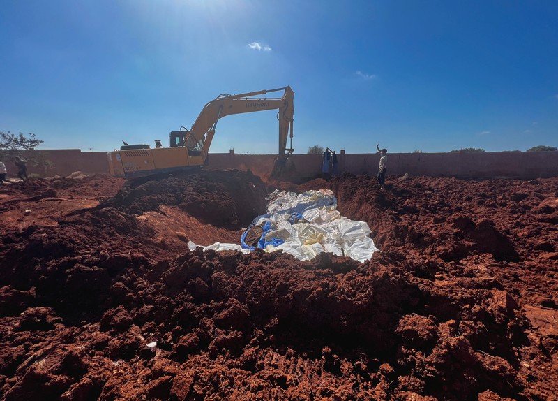 Orang-orang membawa jenazah korban untuk ditempatkan di kuburan massal setelah badai dahsyat dan hujan lebat di Libya, di Derna, Libya 12 September 2023. Orang-orang membawa jenazah korban untuk ditempatkan di kuburan massal setelah badai dahsyat dan hujan lebat di Libya, di Derna, Libya 12 September 2023. (REUTERS/Ayman Al-Sahili)