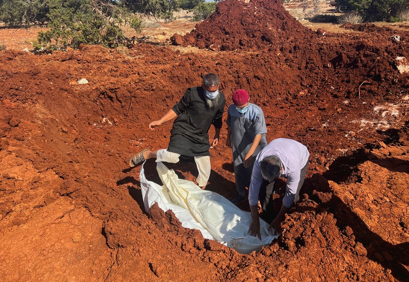 Orang-orang membawa jenazah korban untuk ditempatkan di kuburan massal setelah badai dahsyat dan hujan lebat di Libya, di Derna, Libya 12 September 2023. Orang-orang membawa jenazah korban untuk ditempatkan di kuburan massal setelah badai dahsyat dan hujan lebat di Libya, di Derna, Libya 12 September 2023. (REUTERS/Ayman Al-Sahili)
