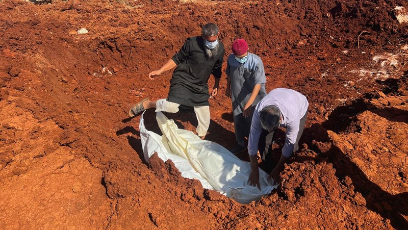Orang-orang membawa jenazah korban untuk ditempatkan di kuburan massal setelah badai dahsyat dan hujan lebat di Libya, di Derna, Libya 12 September 2023. (REUTERS/Ayman Al-Sahili)