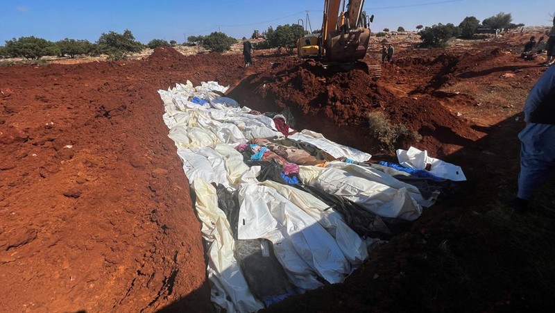 Orang-orang membawa jenazah korban untuk ditempatkan di kuburan massal setelah badai dahsyat dan hujan lebat di Libya, di Derna, Libya 12 September 2023. (REUTERS/Ayman Al-Sahili)