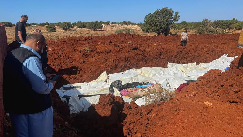 Orang-orang membawa jenazah korban untuk ditempatkan di kuburan massal setelah badai dahsyat dan hujan lebat di Libya, di Derna, Libya 12 September 2023. (REUTERS/Ayman Al-Sahili)