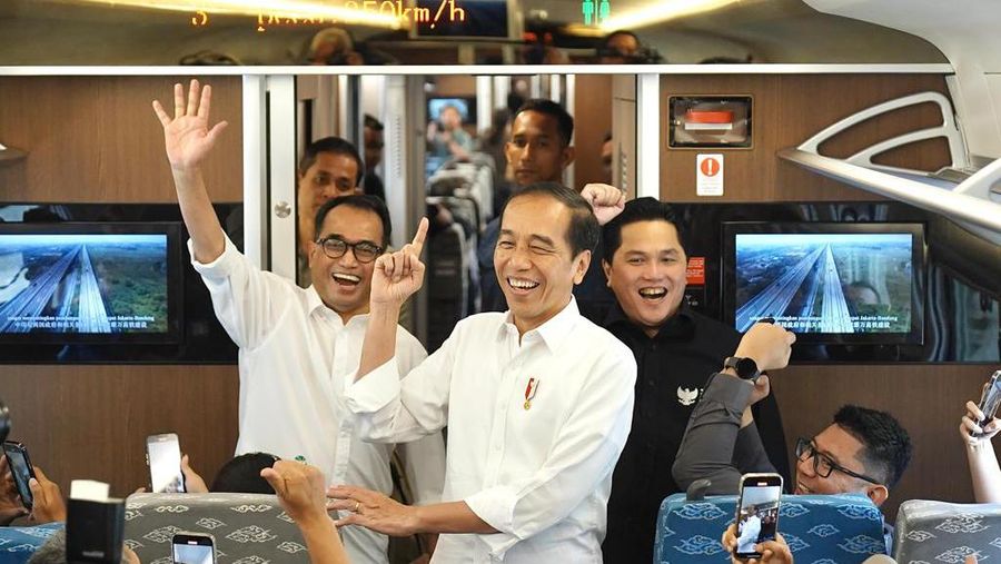 Menteri BUMN Erick Thohir saat menemani Presiden Jokowi menjajal Kereta Cepat Jakarta-Bandung. (Dok. Kementerian BUMN)