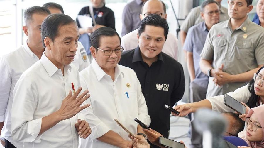 Menteri BUMN Erick Thohir saat menemani Presiden Jokowi menjajal Kereta Cepat Jakarta-Bandung. (Dok. Kementerian BUMN)