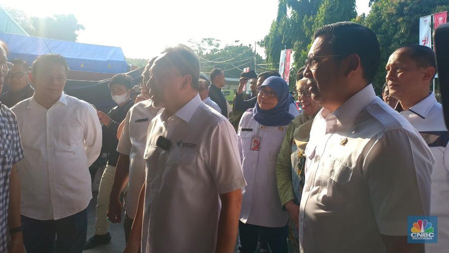 Menteri Perdagangan Zulkifli Hasan dan Kepala Badan Pangan Nasional meluncurkan SPHP Beras di Pasar Induk Beras Cipinang, Rabu (13/9/2023). (CNBC Indonesia/Martyasari Rizky)