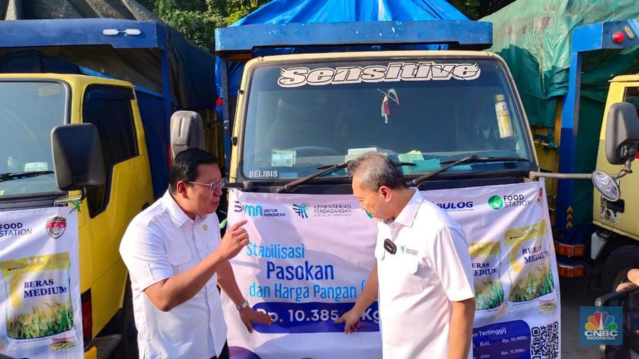 Menteri Perdagangan Zulkifli Hasan dan Kepala Badan Pangan Nasional meluncurkan SPHP Beras di Pasar Induk Beras Cipinang, Rabu (13/9/2023). (CNBC Indonesia/Martyasari Rizky)