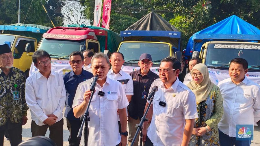 Menteri Perdagangan Zulkifli Hasan dan Kepala Badan Pangan Nasional meluncurkan SPHP Beras di Pasar Induk Beras Cipinang, Rabu (13/9/2023). (CNBC Indonesia/Martyasari Rizky)