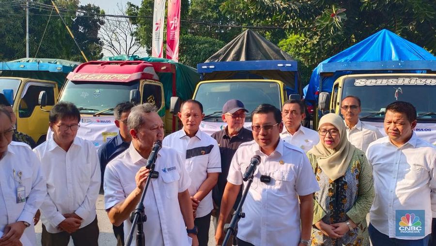Menteri Perdagangan Zulkifli Hasan dan Kepala Badan Pangan Nasional meluncurkan SPHP Beras di Pasar Induk Beras Cipinang, Rabu (13/9/2023). (CNBC Indonesia/Martyasari Rizky)