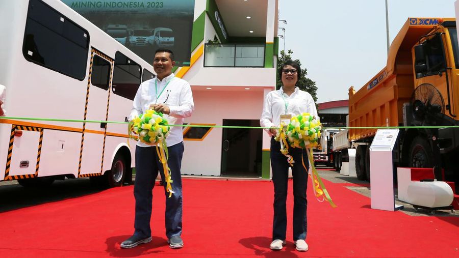 Pengunjung mengamati alat berat dalam pameran Indonesia Energy & Engineering (IEE) 2023 di JIExpo Kemayoran, Jakarta, Rabu (13/9/2023). (CNBC Indonesia/Muhammad Sabki)
