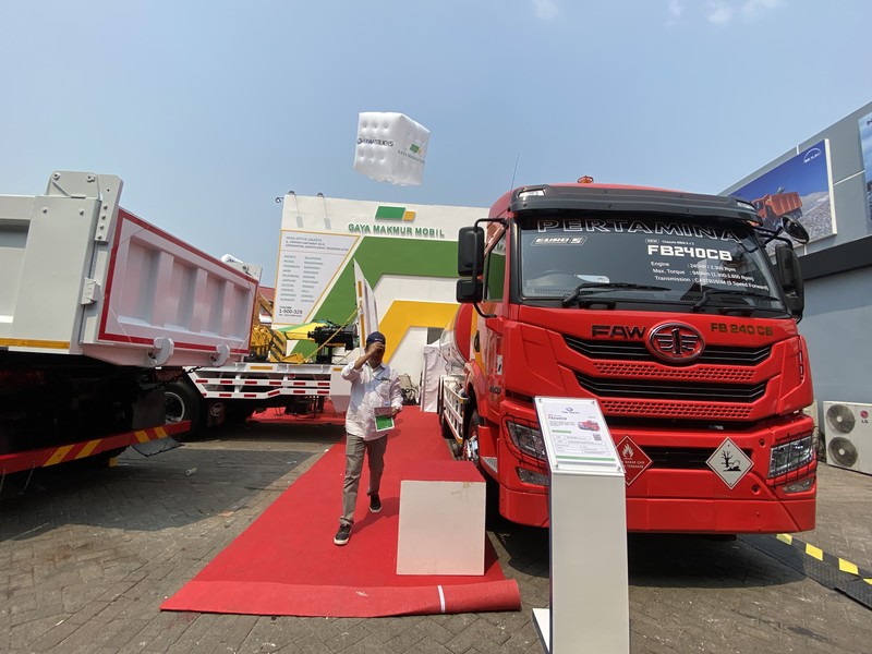 Pengunjung mengamati alat berat dalam pameran Indonesia Energy & Engineering (IEE) 2023 di JIExpo Kemayoran, Jakarta, Rabu (13/9/2023). Pengunjung mengamati alat berat dalam pameran Indonesia Energy & Engineering (IEE) 2023 di JIExpo Kemayoran, Jakarta, Rabu (13/9/2023). (CNBC Indonesia/Muhammad Sabki)