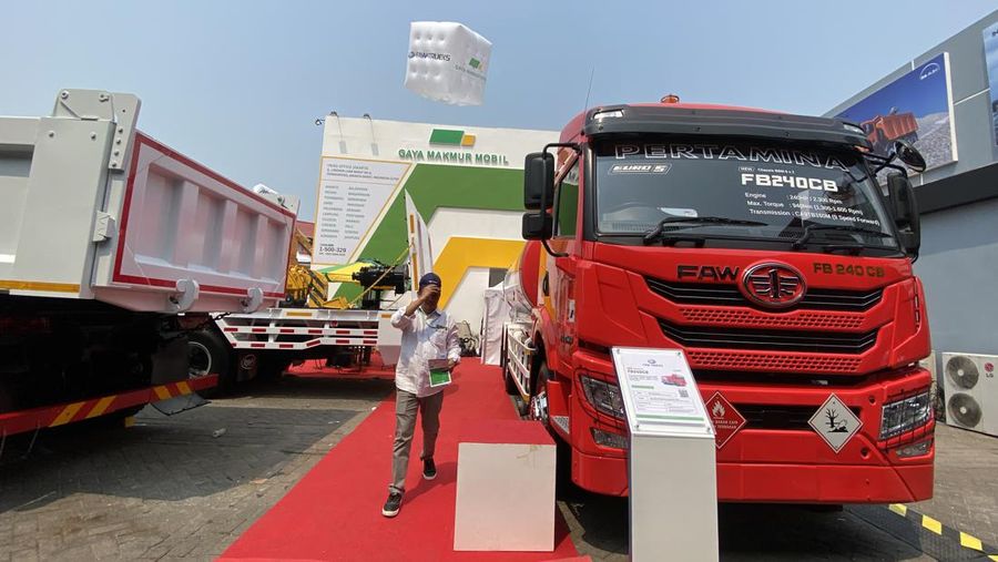 Pengunjung mengamati alat berat dalam pameran Indonesia Energy & Engineering (IEE) 2023 di JIExpo Kemayoran, Jakarta, Rabu (13/9/2023). (CNBC Indonesia/Muhammad Sabki)