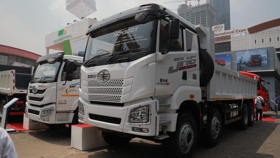 Pengunjung mengamati alat berat dalam pameran Indonesia Energy & Engineering (IEE) 2023 di JIExpo Kemayoran, Jakarta, Rabu (13/9/2023). (CNBC Indonesia/Muhammad Sabki)
