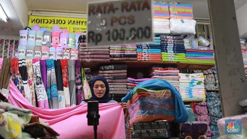 Pedagang menawarkan produk daganganya secara daring melalui siaran langsung di Pasar Tanah Abang, Blok B, Jakarta, Rabu (13/9/2023). (CNBC Indonesia/Muhammad Sabki)