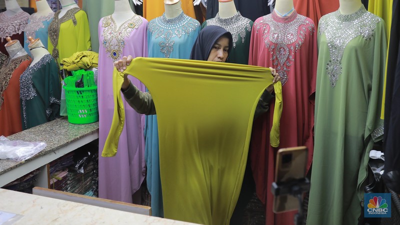 Pedagang menawarkan produk daganganya secara daring melalui siaran langsung di Pasar Tanah Abang, Blok B, Jakarta, Rabu (13/9/2023). (CNBC Indonesia/Muhammad Sabki)