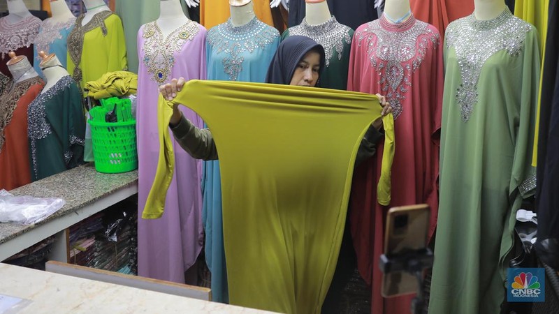 Pedagang menawarkan produk daganganya secara daring melalui siaran langsung di Pasar Tanah Abang, Blok B, Jakarta, Rabu (13/9/2023). (CNBC Indonesia/Muhammad Sabki)