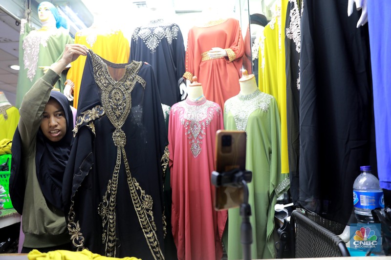 Pedagang menawarkan produk daganganya secara daring melalui siaran langsung di Pasar Tanah Abang, Blok B, Jakarta, Rabu (13/9/2023). (CNBC Indonesia/Muhammad Sabki)