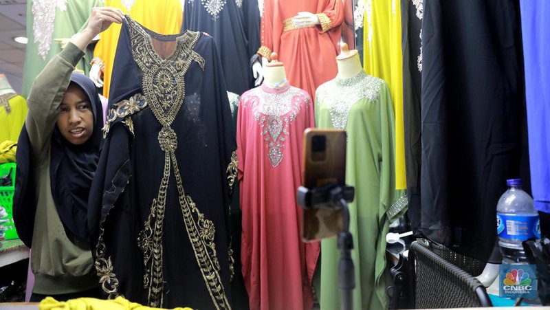 Pedagang menawarkan produk daganganya secara daring melalui siaran langsung di Pasar Tanah Abang, Blok B, Jakarta, Rabu (13/9/2023). (CNBC Indonesia/Muhammad Sabki)