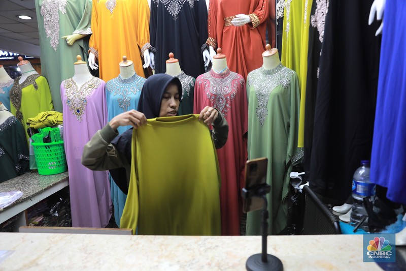 Pedagang menawarkan produk daganganya secara daring melalui siaran langsung di Pasar Tanah Abang, Blok B, Jakarta, Rabu (13/9/2023). (CNBC Indonesia/Muhammad Sabki)