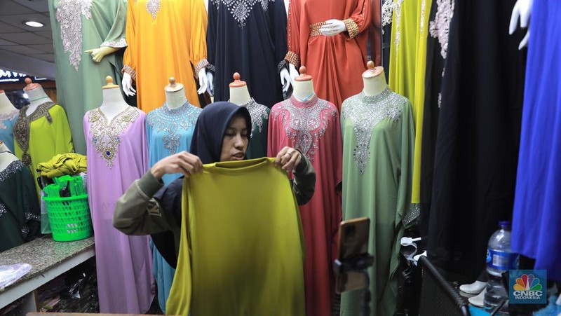 Pedagang menawarkan produk daganganya secara daring melalui siaran langsung di Pasar Tanah Abang, Blok B, Jakarta, Rabu (13/9/2023). (CNBC Indonesia/Muhammad Sabki)
