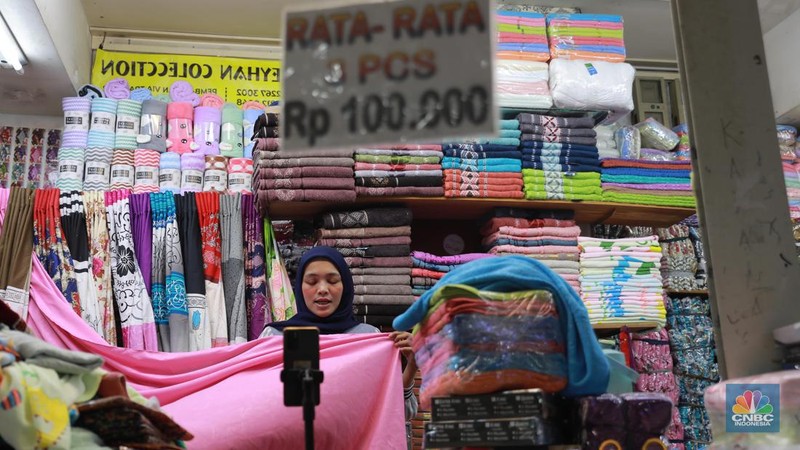 Pedagang menawarkan produk daganganya secara daring melalui siaran langsung di Pasar Tanah Abang, Blok B, Jakarta, Rabu (13/9/2023). (CNBC Indonesia/Muhammad Sabki)