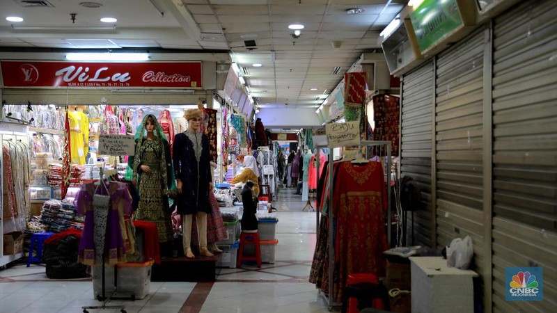 Pedagang menawarkan produk daganganya secara daring melalui siaran langsung di Pasar Tanah Abang, Blok B, Jakarta, Rabu (13/9/2023). (CNBC Indonesia/Muhammad Sabki)