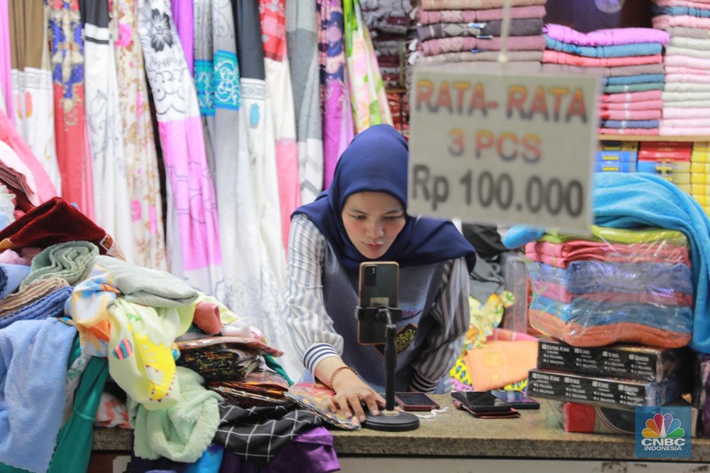 Pedagang menawarkan produk daganganya secara daring melalui siaran langsung di Pasar Tanah Abang, Blok B, Jakarta, Rabu (13/9/2023). (CNBC Indonesia/Muhammad Sabki)