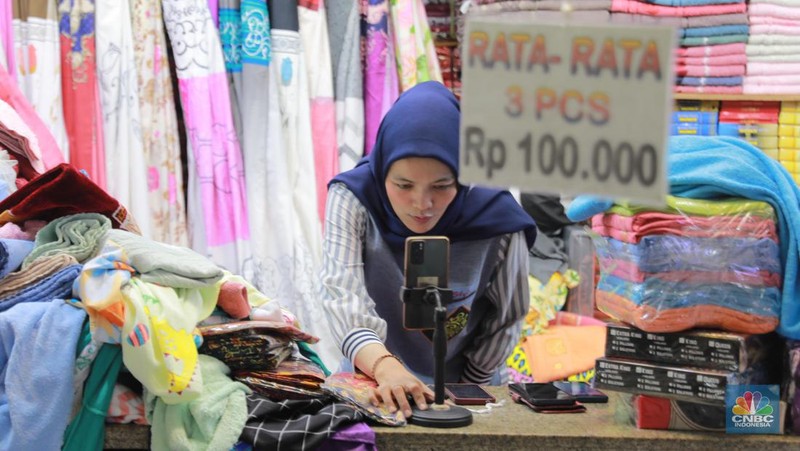 Pedagang menawarkan produk daganganya secara daring melalui siaran langsung di Pasar Tanah Abang, Blok B, Jakarta, Rabu (13/9/2023). (CNBC Indonesia/Muhammad Sabki)