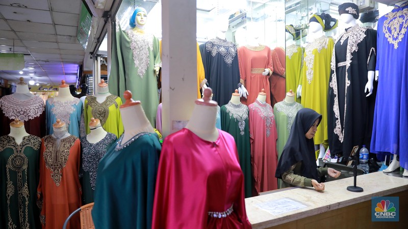 Pedagang menawarkan produk daganganya secara daring melalui siaran langsung di Pasar Tanah Abang, Blok B, Jakarta, Rabu (13/9/2023). (CNBC Indonesia/Muhammad Sabki)